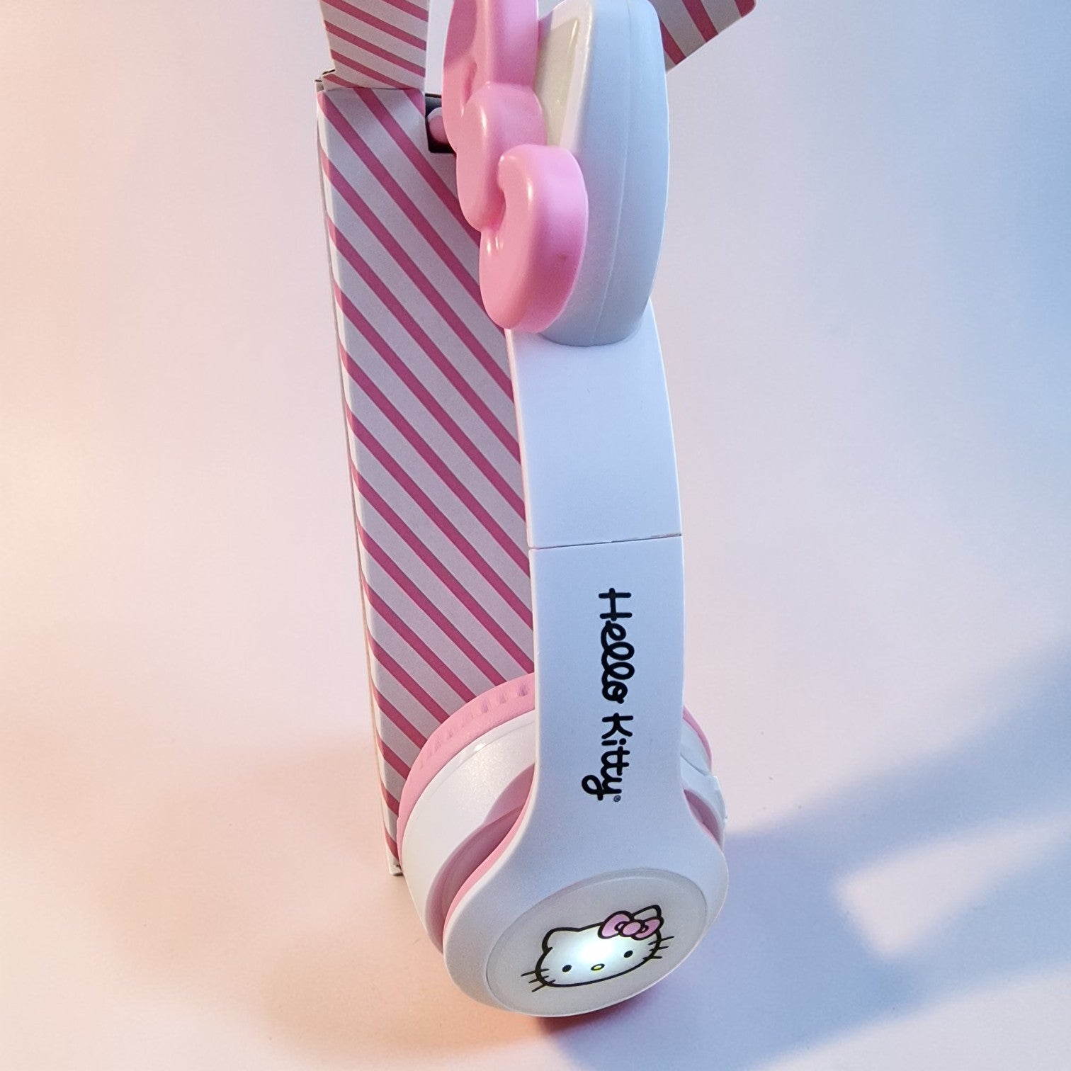 Hello Kitty Wireless Light-Up Headphones