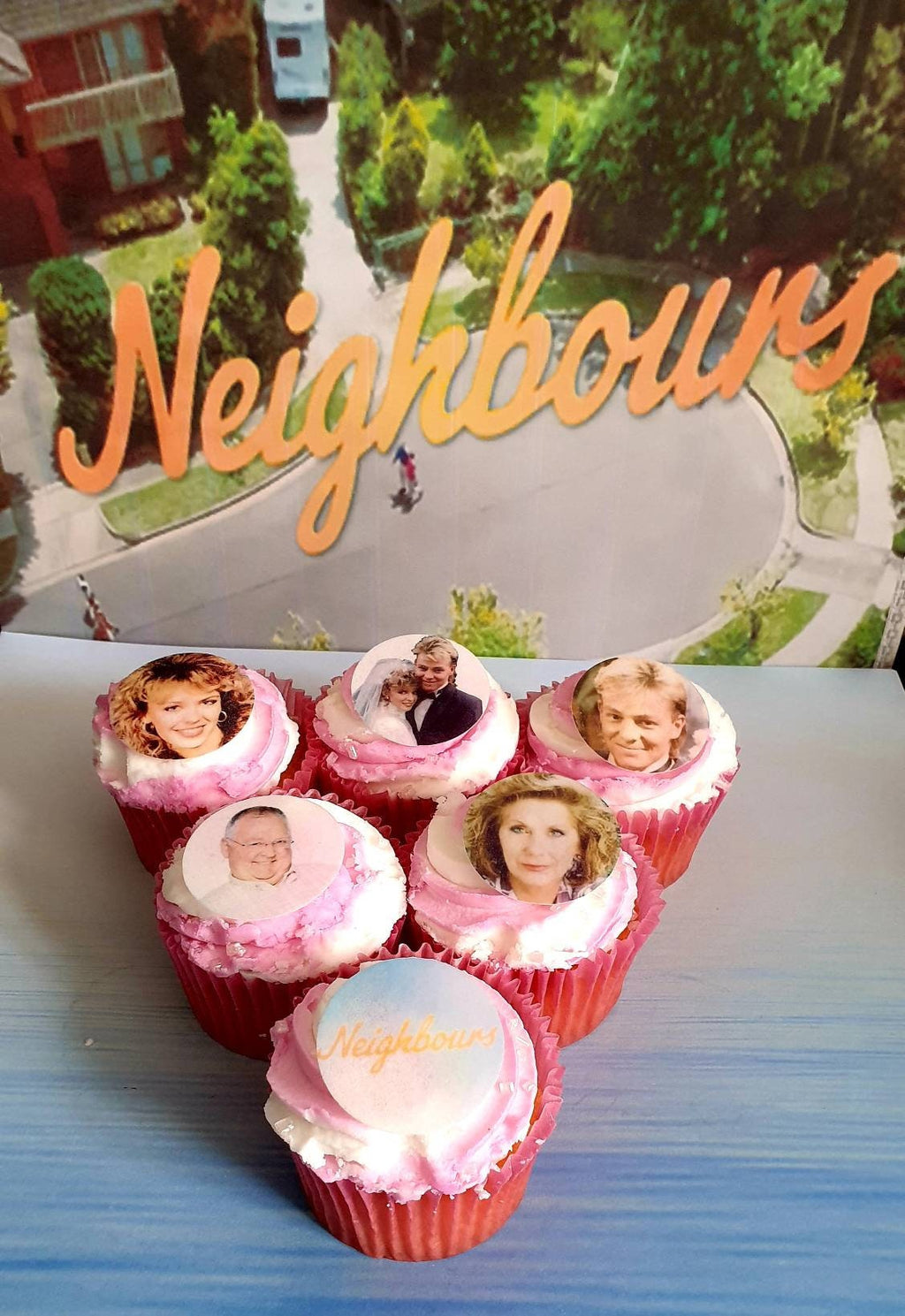 Neighbours themed precut edible cake toppers and retro mug gift set – 80s 90s party decorations, Kylie & Jason, Carl & Susan