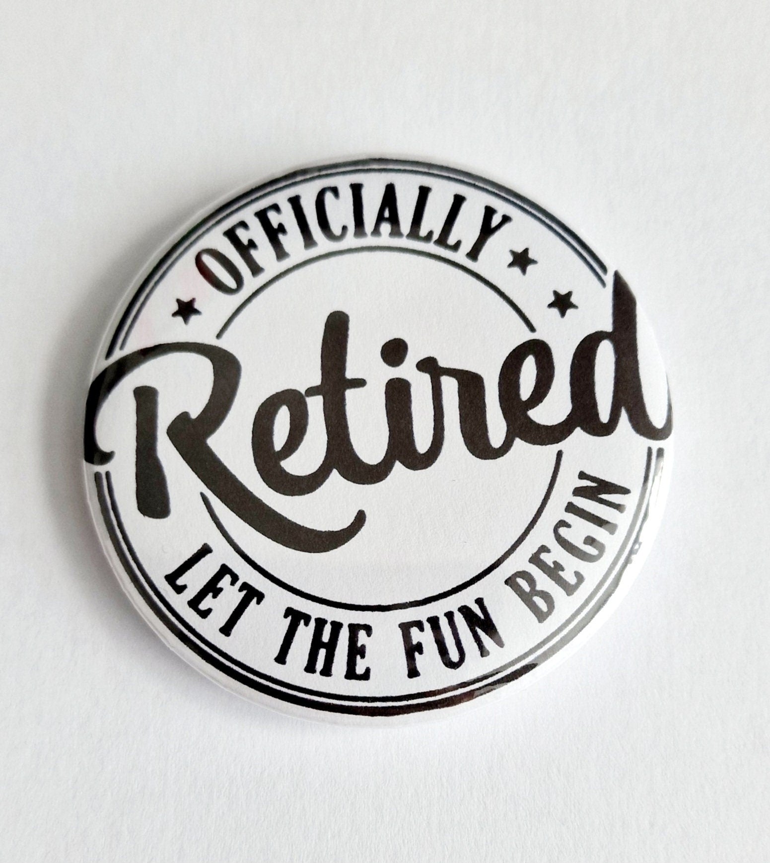 Officially Retired mug and badge set – “This Legend Has Retired 2025” design, perfect leaving gift for coworker or friend