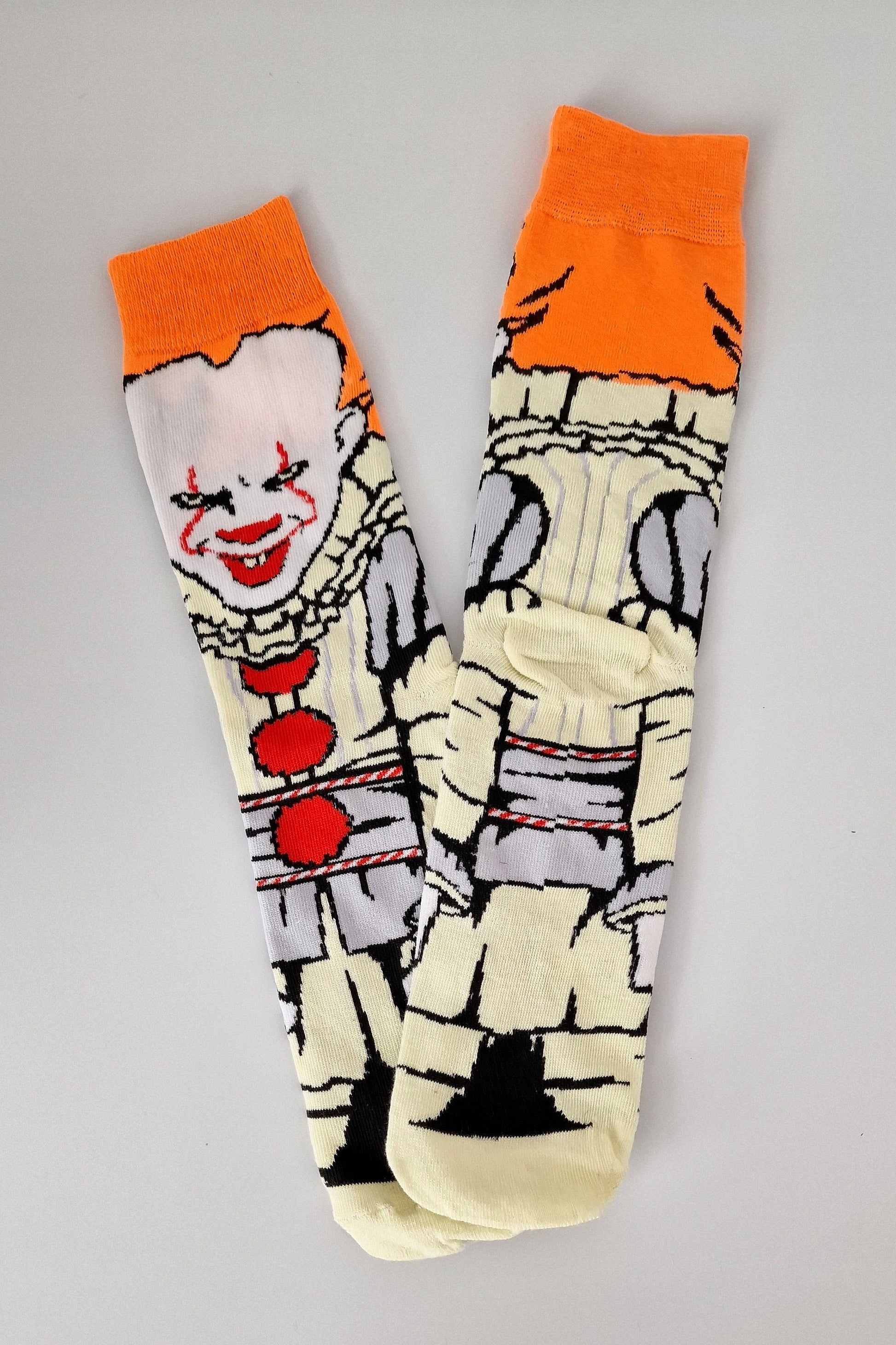 IT-inspired clown socks in a scary movie box with red balloon motif – novelty Halloween or Secret Santa gift for horror fans