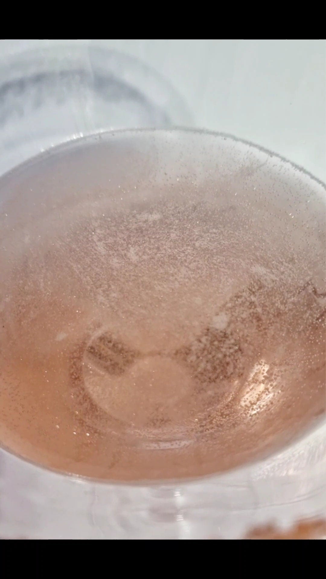 Gold and silver edible glitter candy floss bombs in a 16oz tub – perfect for adding sparkle to champagne or party drinks