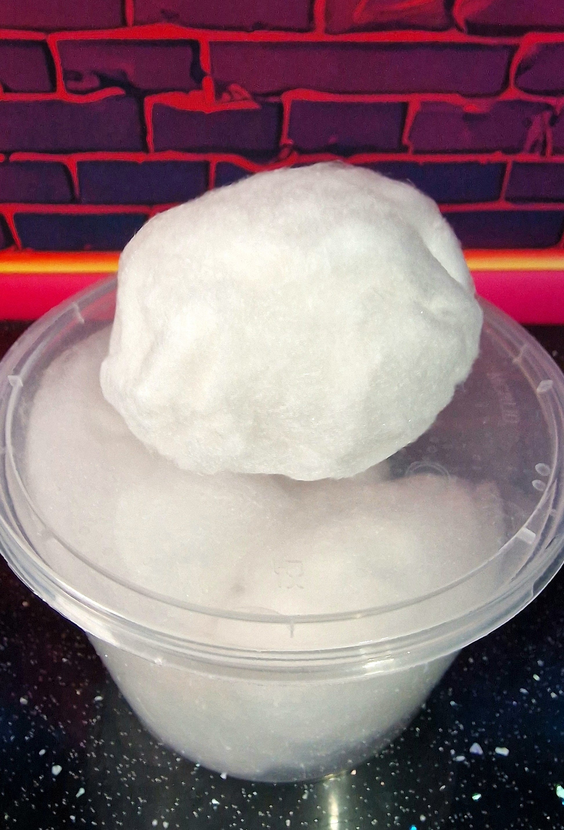 Gold and silver edible glitter candy floss bombs in a 16oz tub – perfect for adding sparkle to champagne or party drinks