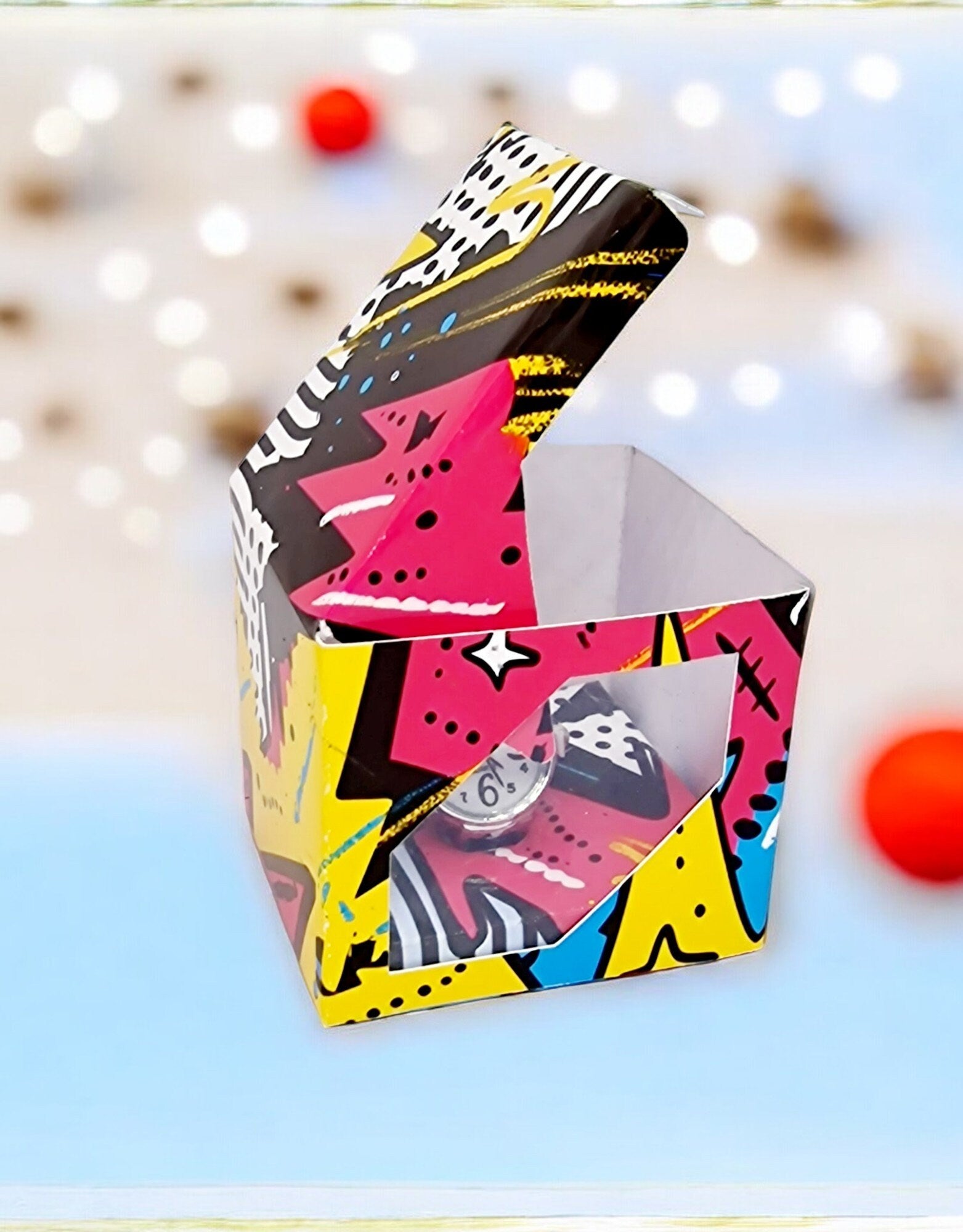 Retro 90s inspired ring watch with elastic band, displayed in a gift box – funky statement jewellery