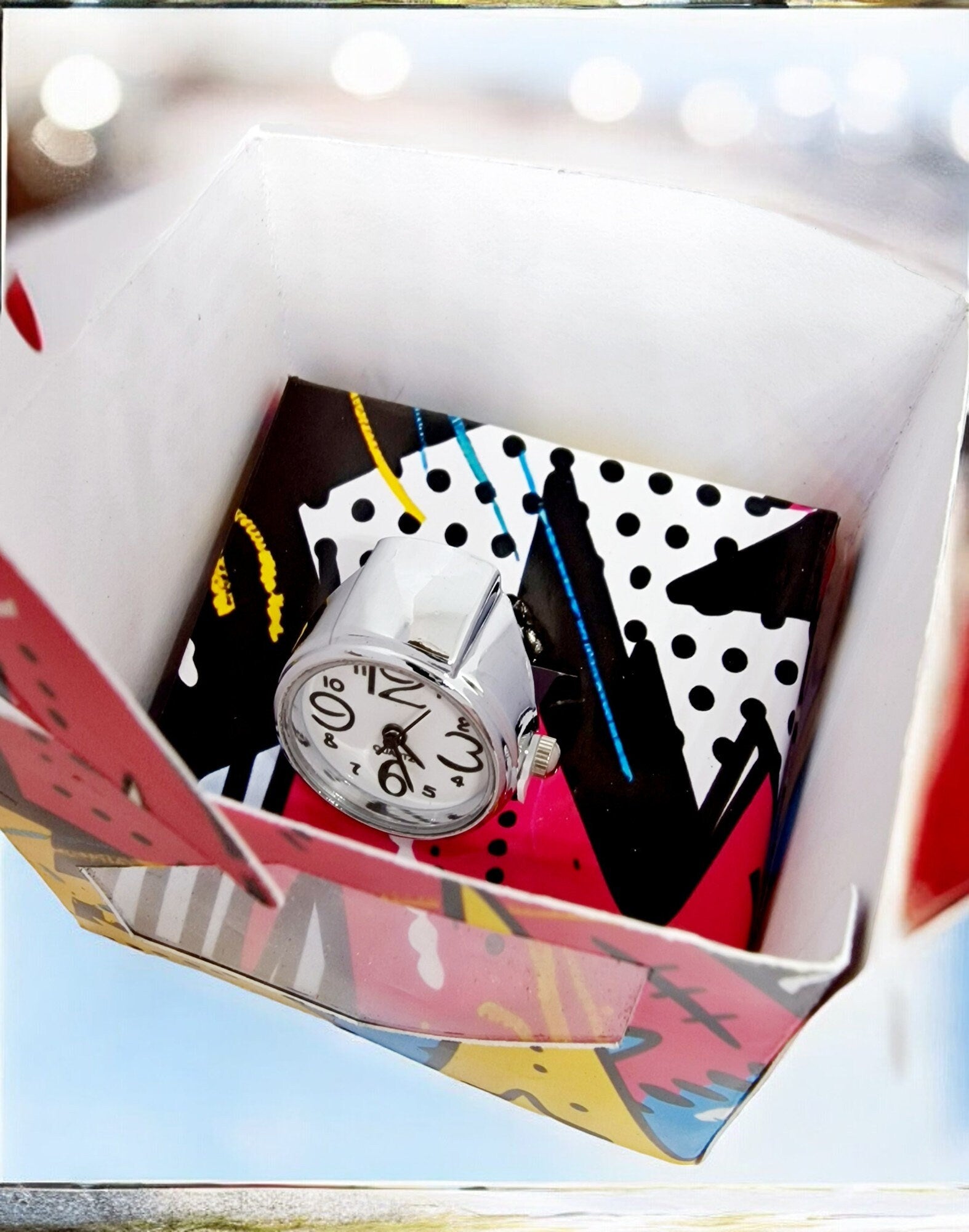 Retro 90s inspired ring watch with elastic band, displayed in a gift box – funky statement jewellery