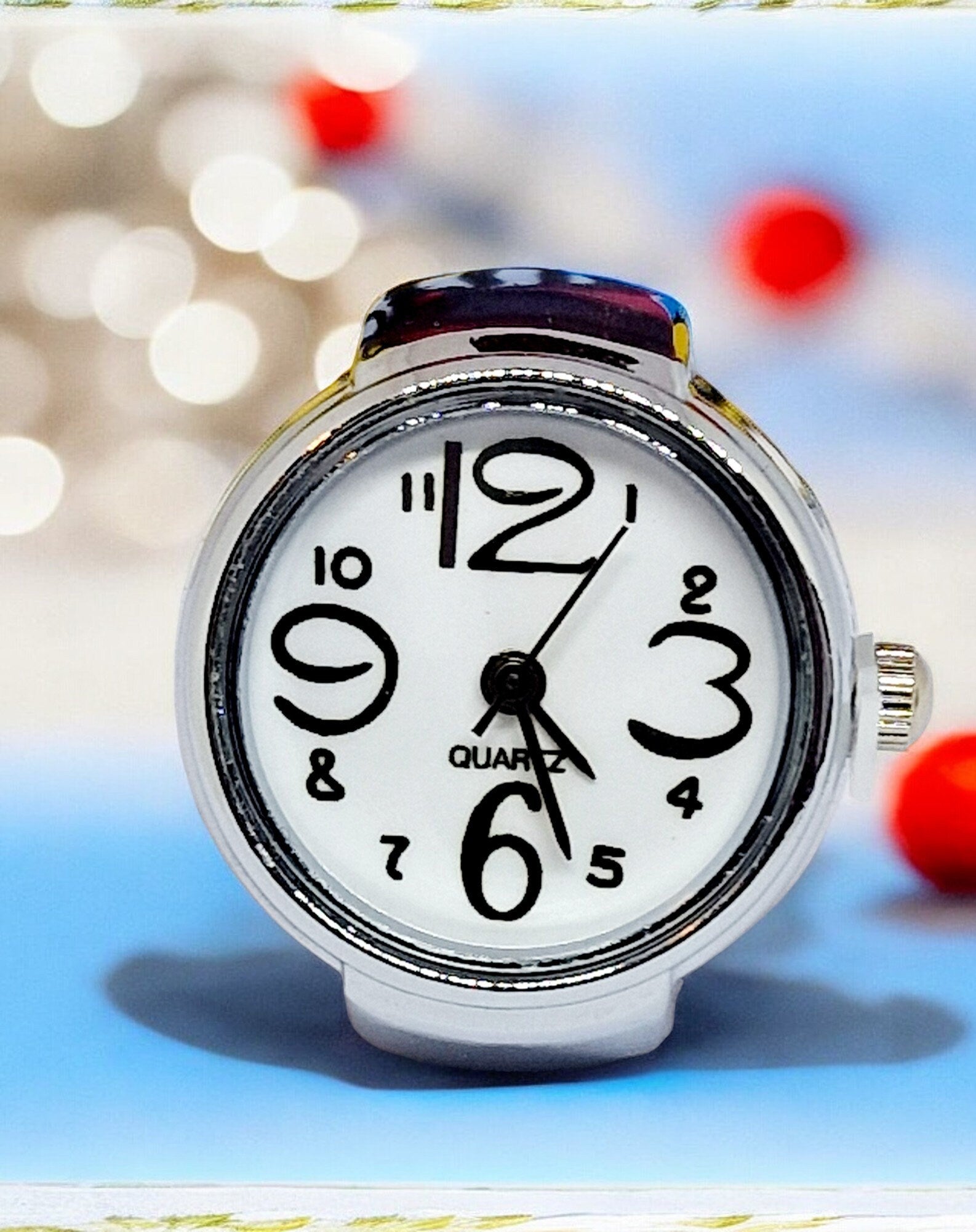 Retro 90s inspired ring watch with elastic band, displayed in a gift box – funky statement jewellery