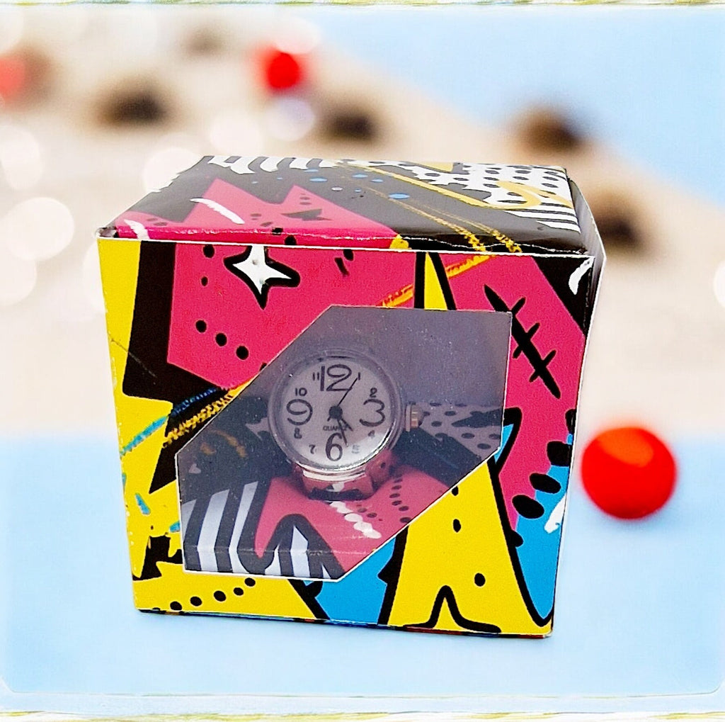 Retro 90s inspired ring watch with elastic band, displayed in a gift box – funky statement jewellery
