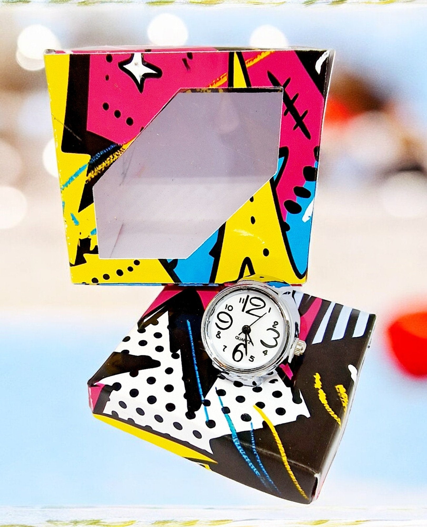 Retro 90s inspired ring watch with elastic band, displayed in a gift box – funky statement jewellery