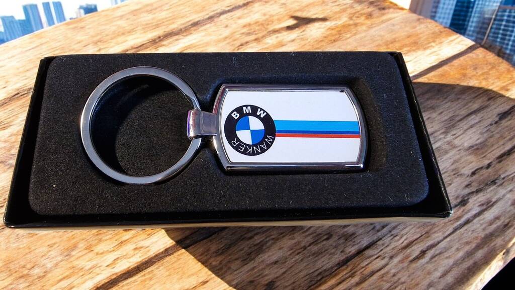 Metal car keyring – curved rectangle stainless steel, cheeky Car Wanker gift, boxed accessory for car lovers